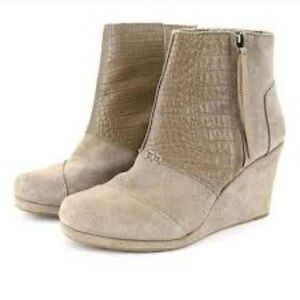 Toms Size 8,5 Desert Wedge High Taupe Suede Croc Embossed Ankle High Booties.
